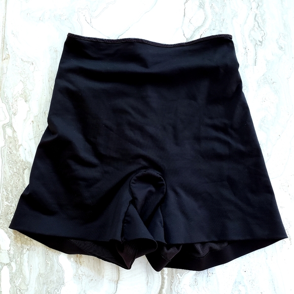 💥💥💥SOLD💥💥💥Love Your Assets Shorts - Picture 3 of 6